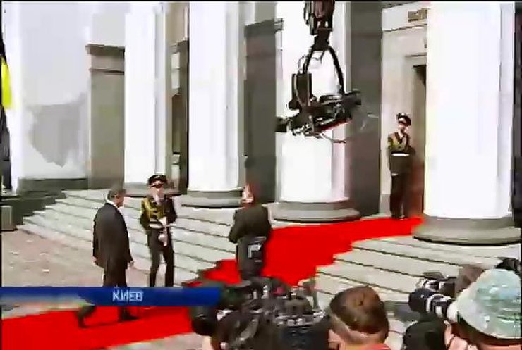 На инаугурацию Петра Порошенко пришло рекордное количество гостей (видео)