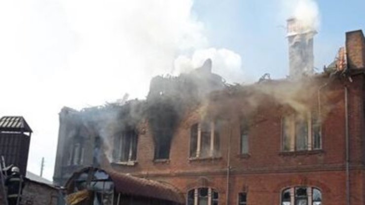 Центр Славянска обстреляли: Разрушен "Купеческий дом" на Андреевском (фото, видео)