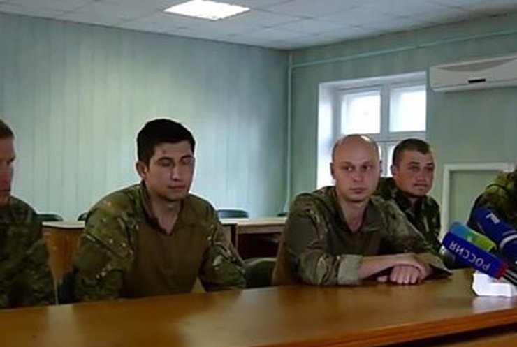 Террорист "Абвер" в Славянске устроил публичный допрос украинским военнопленным  (видео)