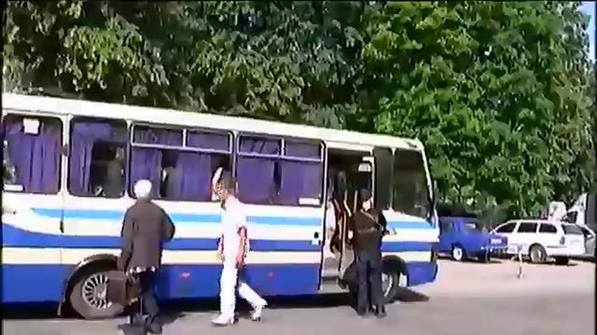 Самопровозглашенный мэр Славянска не выпускает тех, кто может держать оружие (видео)