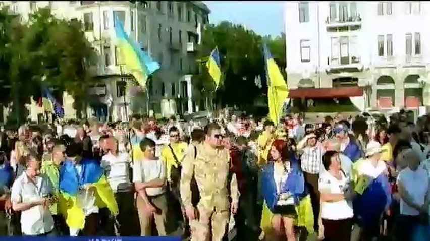 Активисты Евромайдана прошлись по центру Харькова, нарядившись в сине-желтые цвета