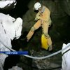 Рятувальники в Німеччині четверту добу намагаються витягти дослідника з печери