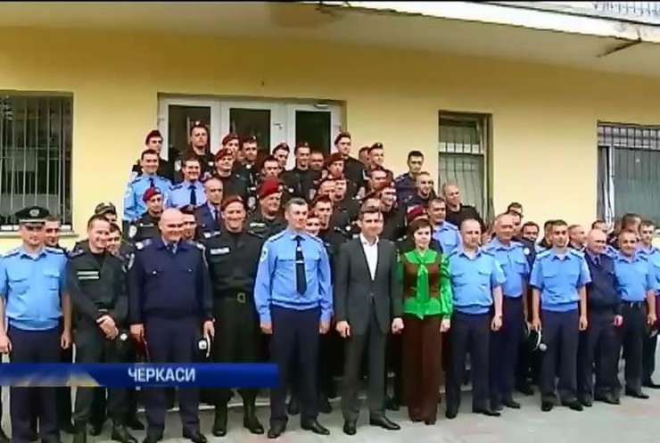 Черкаси зустрічали міліціонерів, що повернулися з Донбасу