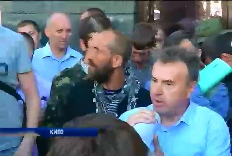 Самооборона Майдана взяла в осаду Госпогранслужбу в Киеве (видео)