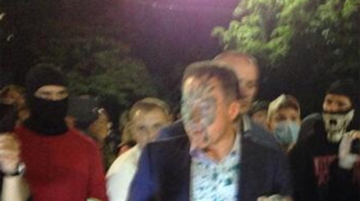 Депутата Николая Рудьковского облили зеленкой под посольством России (фото)
