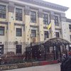 Над посольством России в Киеве развевается флаг Украины (фото)