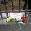 За акцию у посольства Украины в Москве избит мужчина и задержаны 5 девушек (фото)