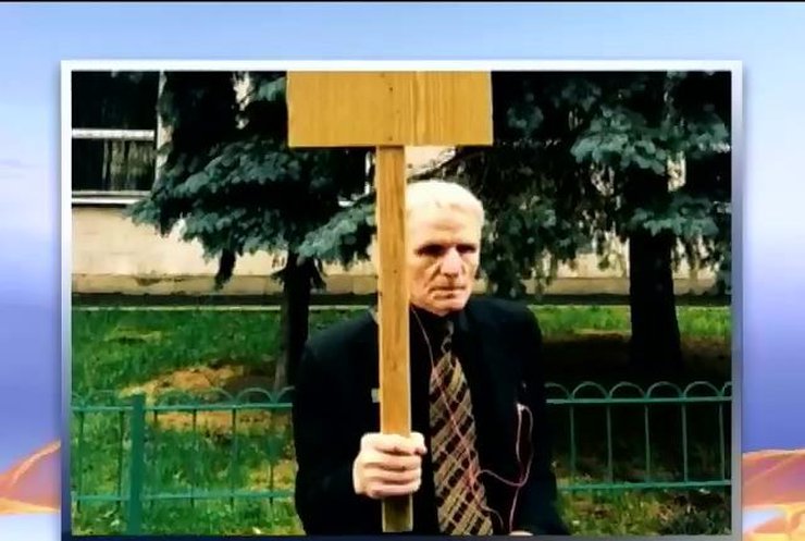 За мовчазний протест у Москві побили 70-річного дідуся (відео)