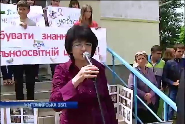 На Житомирщині люди повстали проти голови райадміністрації через закриття школи (відео)