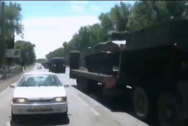Танки и грузовики движутся к Украине через Новошахтинск Ростовской области (видео)