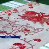 У Чернівцях розгорнули семиметровий рушник на центральній площі
