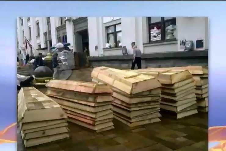 В центр Луганска террористы привезли гробы для убитых боевиков (видео)