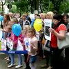 Дети во Львове забросали игрушками консульство России (видео)