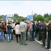 Матери и жены солдат АТО с требованием вернуть их домой заблокировали дорогу (видео)