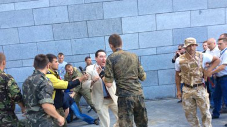 "Майдановцы" подрались с милицией возле Съезда судей (фото)
