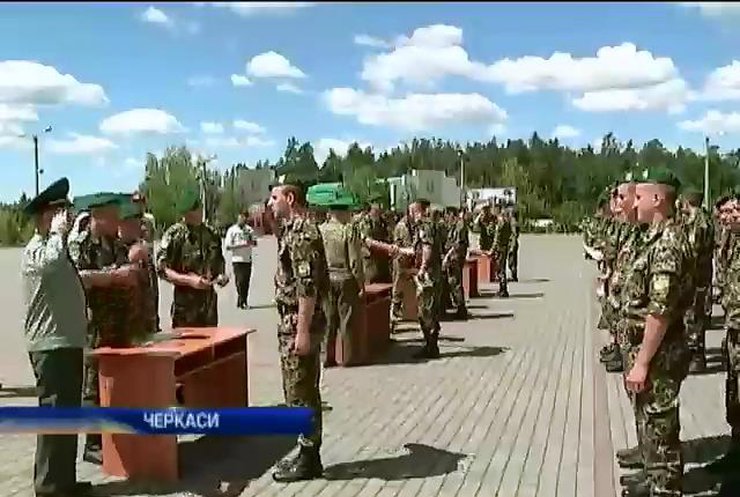 Черкаські курсанти отримали дипломи після участі у бойових діях на сході (відео)