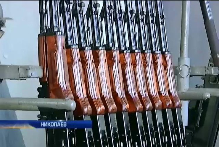 Слесари Николаева чинят оружие для украинской армии в зоне боевых действий (видео)