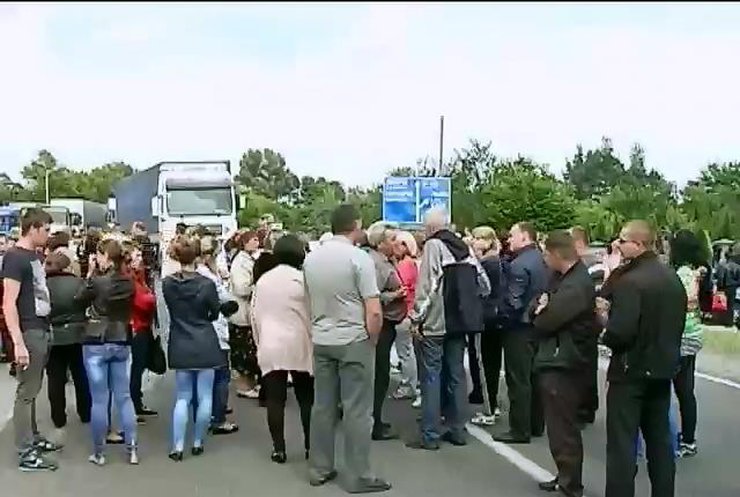 Матери и жены солдат АТО с требованием вернуть их домой заблокировали дорогу (видео)