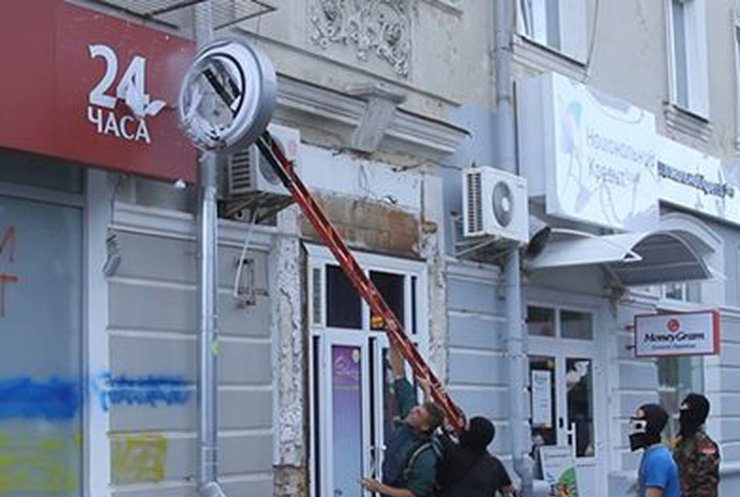 В Житомире забросали яйцами и облили зеленкой банки России (фото, видео)