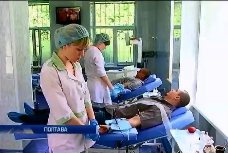 Жителі Полтави здають кров для поранених українських бійців (відео)