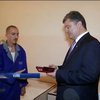 Порошенко відвідав поранених під час АТО бійців та вручив державні нагороди