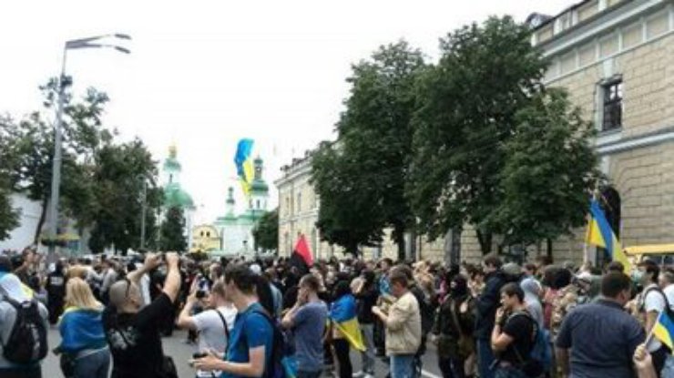 В Киеве под Лаврой провокаторы призывали к вооруженному восстанию (фото, видео)