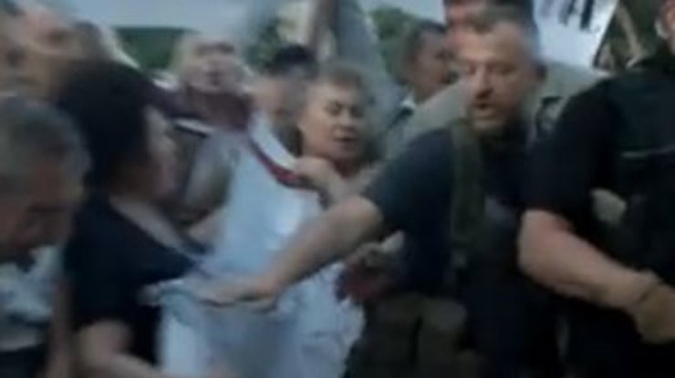 Разъяренные пенсионеры Донецка били камнями машину Кучмы и Шуфрича (фото, видео)