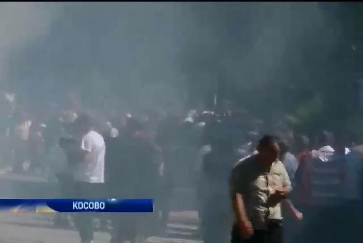 Албанці та серби побилися через барикаду у Косово