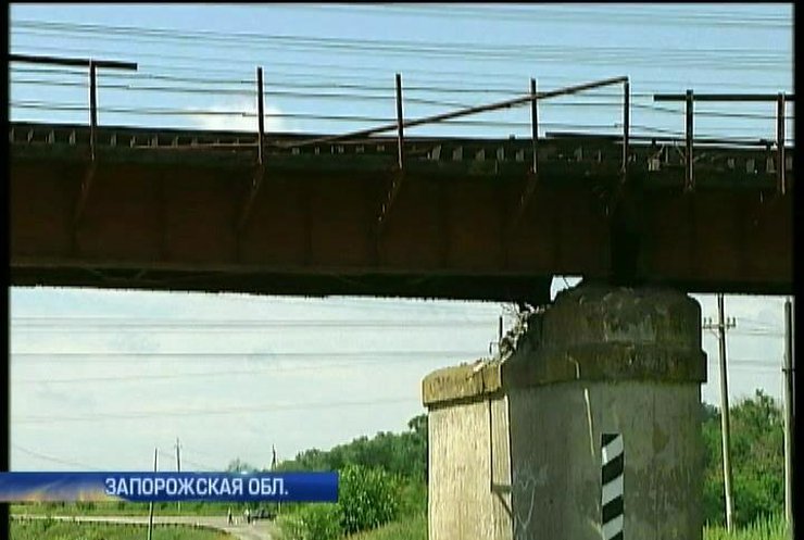 Эксперты выясняют причины взрыва моста на Запорожье
