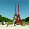 У Парижі з'явилася Ейфелева вежа зі стільців