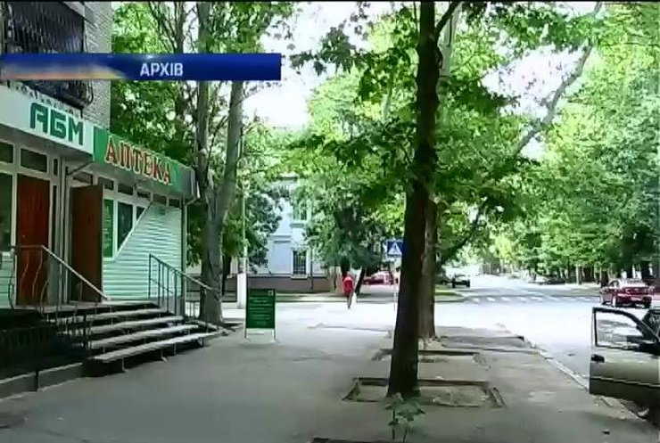 На Миколаївщині мати покинула немовля на підлозі аптеки