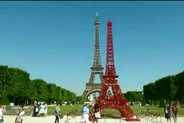 У Парижі з'явилася Ейфелева вежа зі стільців