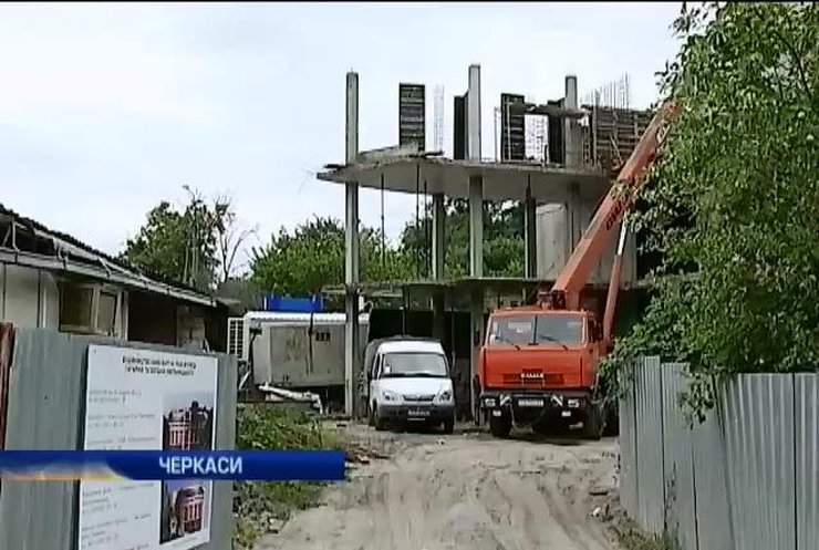 Мешканці Черкас обурені будівництвом ресторану біля іх домів (відео)