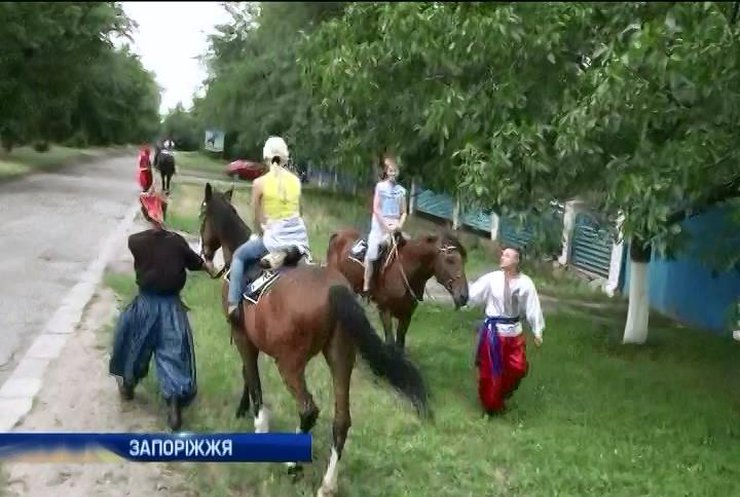 У Запоріжжі міліція повела дітей з Донбасу на Хортицю (відео)