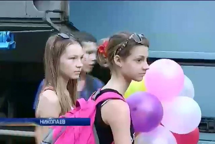 Дети Донбасса отдыхают на юге Украины и мечтают вернуться домой (видео)