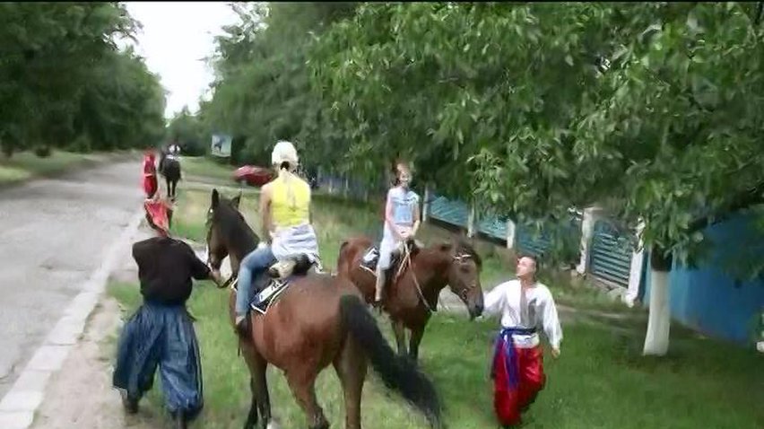 У Запоріжжі міліція повела дітей з Донбасу на Хортицю (відео)