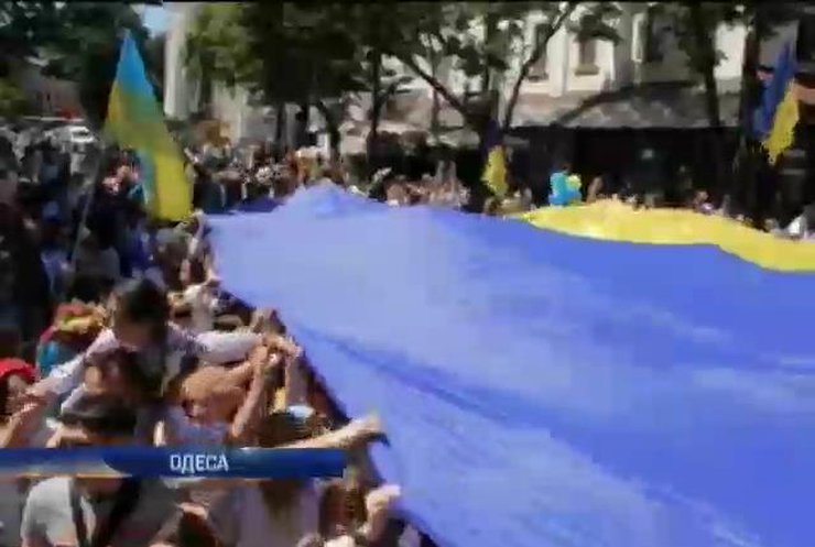 У День Конституції в Одесі розгорнули величезний прапор України (відео)