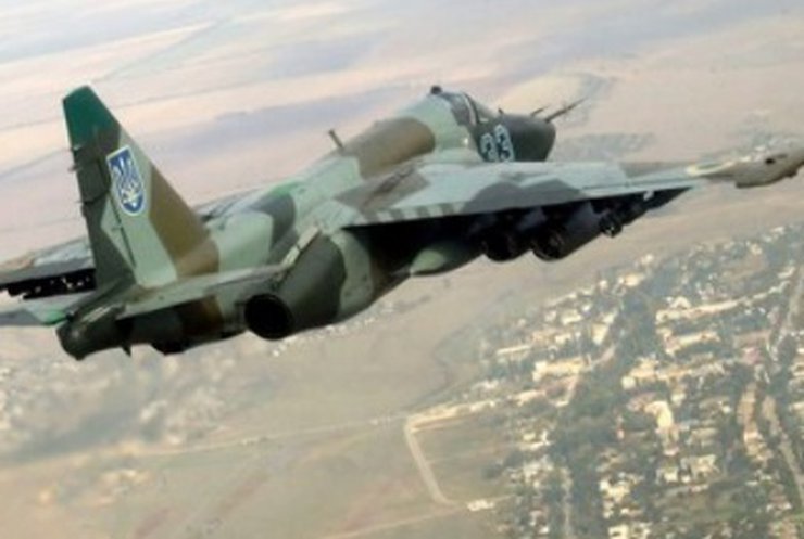 Терористи обстріляли український військовий літак СУ-25 (відео)