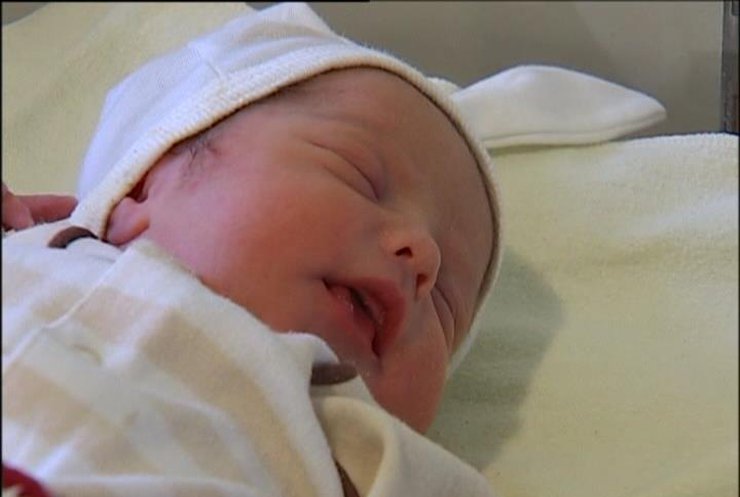 Допомога при народженні першої дитини зросла на 10 тисяч гривень