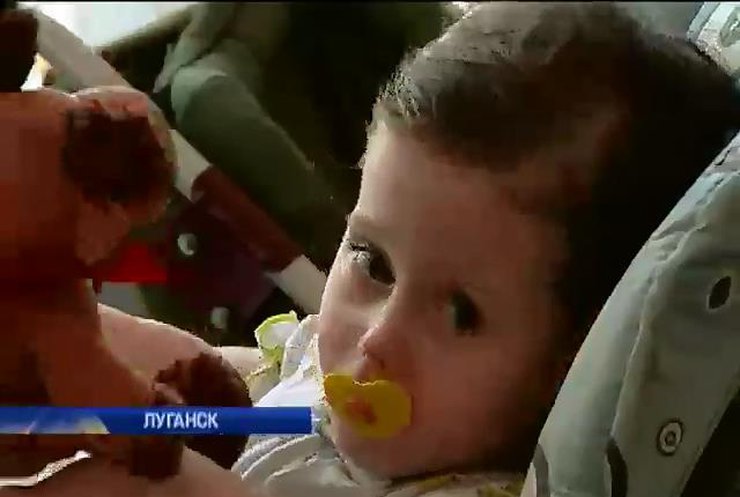 Детдомовцев из Луганска вывезли с кроватями и памперсами (видео)