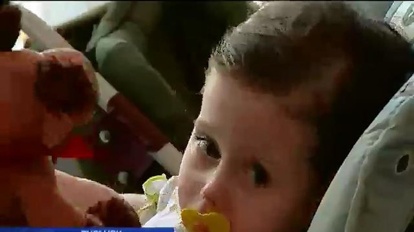 Детдомовцев из Луганска вывезли с кроватями и памперсами (видео)