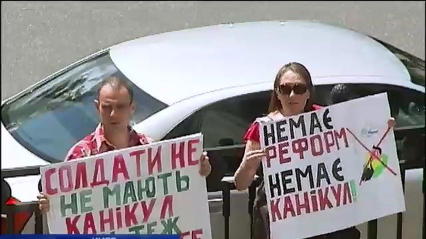 От банков требуют перевести валютные кредиты в гривны по старому курсу