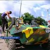 Жители села в Карпатах подарили военным БТР с запасом продуктов (видео)