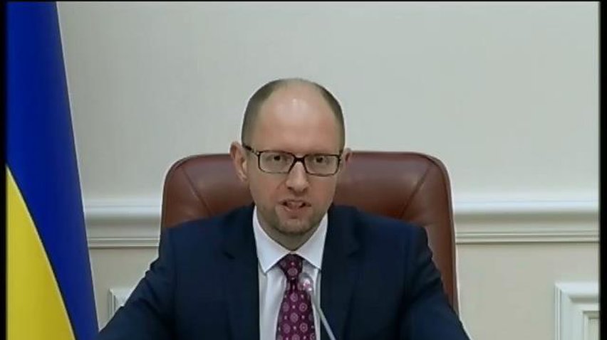 Яценюк призвал чиновников ответить за каждую копейку помощи военным (видео)