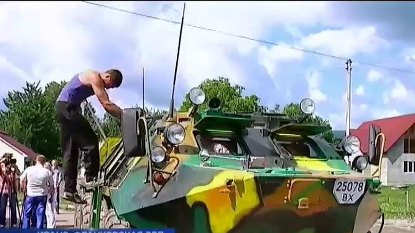 Жители села в Карпатах подарили военным БТР с запасом продуктов (видео)