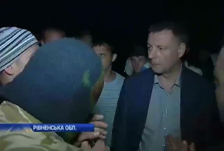 Копачі бурштину перекрили трасу на Рівненщині, протестуючи проти незаконного видобутку