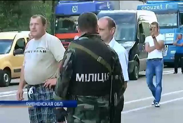Очередной скандал с добычей янтаря под Ривно заставил людей перкрыть трассу (видео)