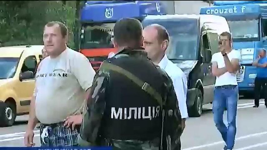 Очередной скандал с добычей янтаря под Ривно заставил людей перкрыть трассу (видео)