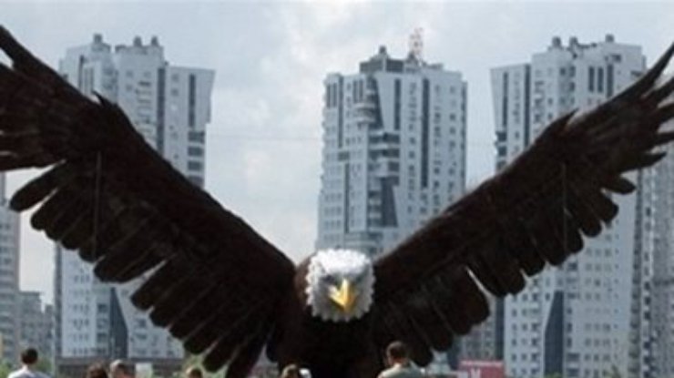 В Киеве сожгли уникальную скульптуру орла (фото)