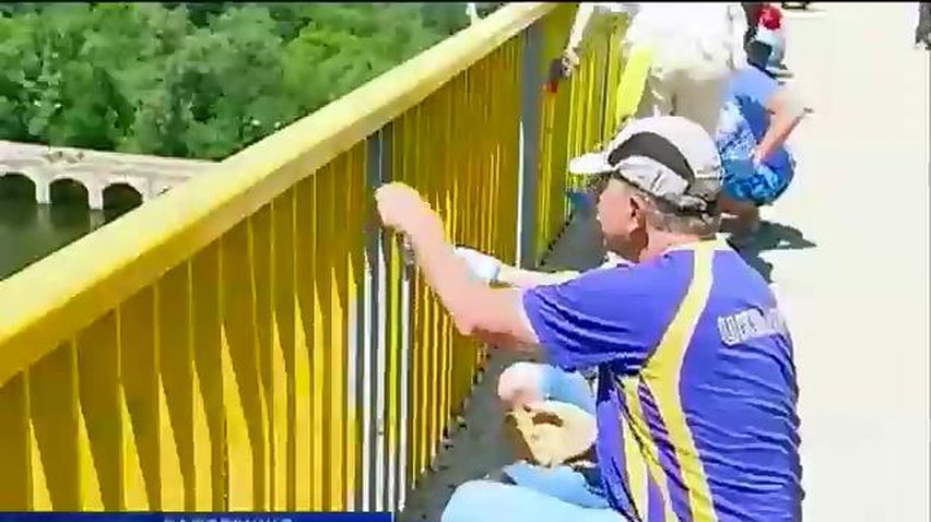 У Запоріжжі греблю Дніпрогесу почали розфарбовувати у кольори національного прапора